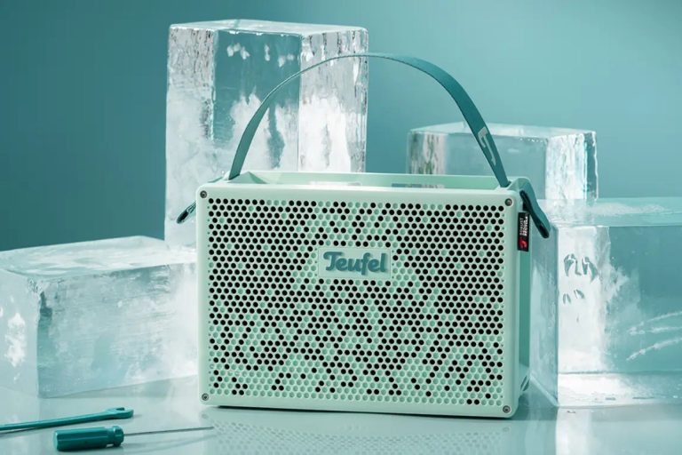 модульна bluetooth-колонка MYND із розібраними компонентами — акумулятором, корпусом і платою