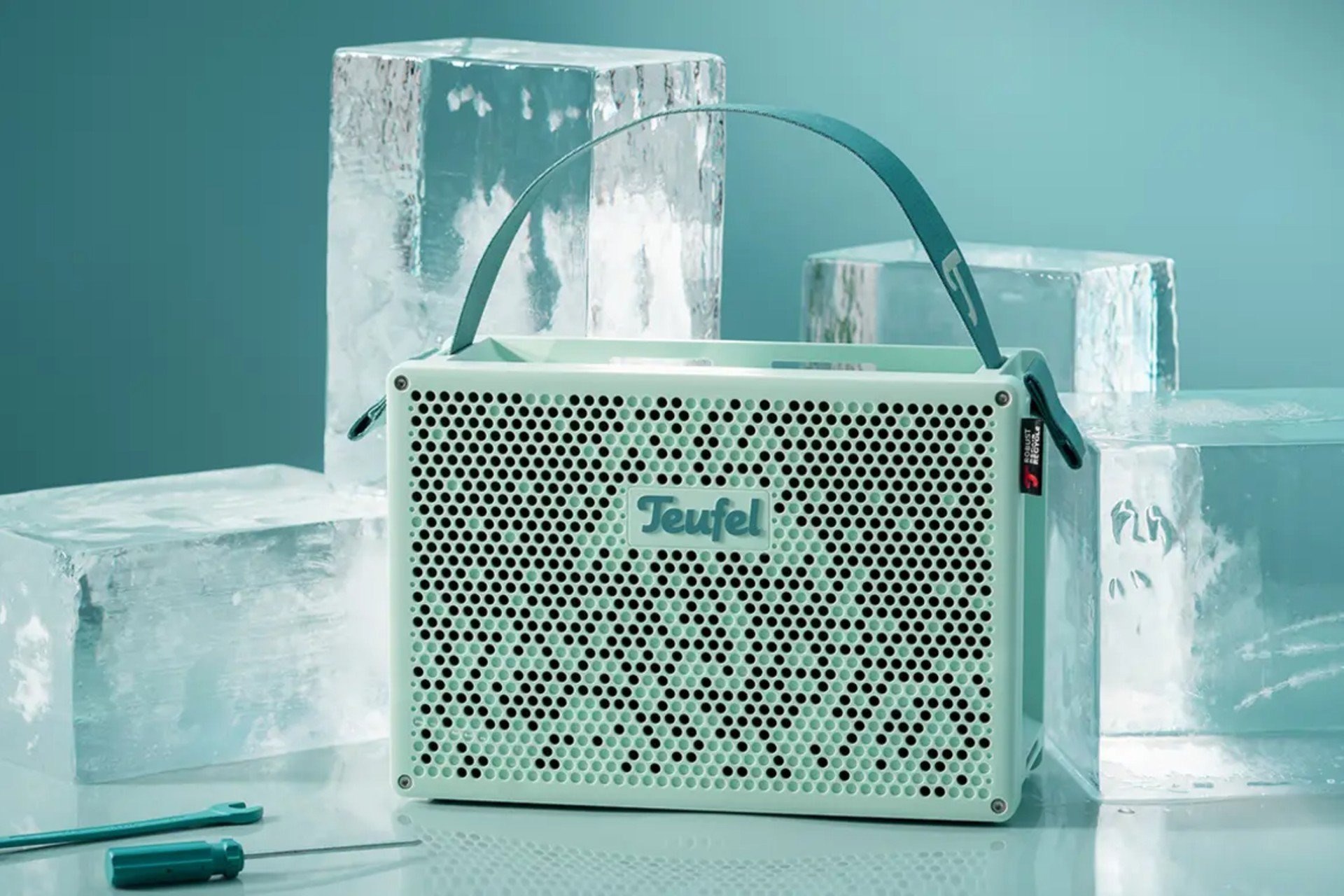 модульна bluetooth-колонка MYND із розібраними компонентами — акумулятором, корпусом і платою