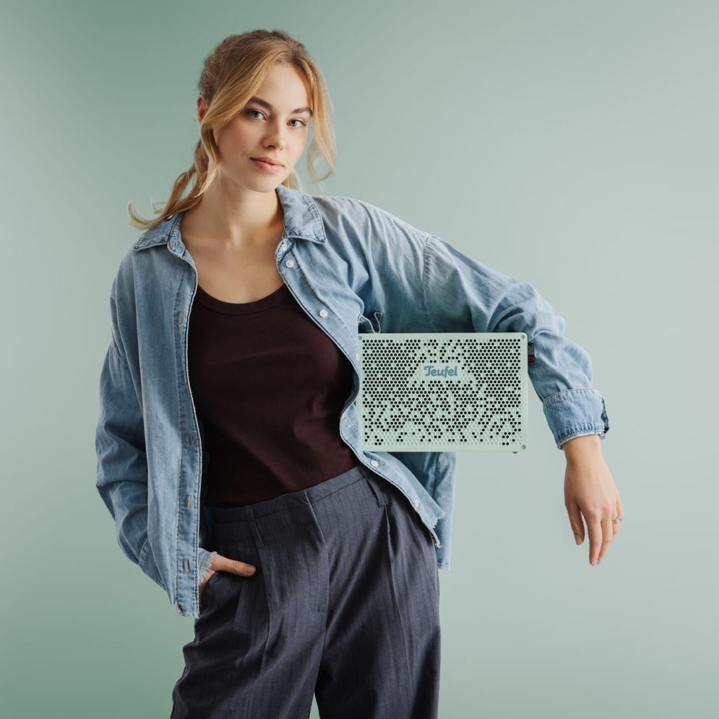 модульна bluetooth-колонка MYND із розібраними компонентами — акумулятором, корпусом і платою